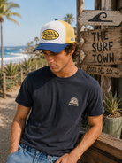 Gorra Von Dutch CB Terry 01 Trucker para hombre en escenario surf lifestyle Costa del Sol
