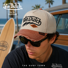 Gorra Von Dutch CB THU beige y marrón desgastada con logo bordado frontal en fotografía editorial propia de THE SURF TOWN inspirada en el surf lifestyle californiano y el estilo trucker vintage americano.