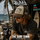Gorra Von Dutch Crew 40 trucker beige, marrón y verde con diseño Work Shop Since 1929, imagen editorial propia de THE SURF TOWN inspirada en el universo surf y café racer.