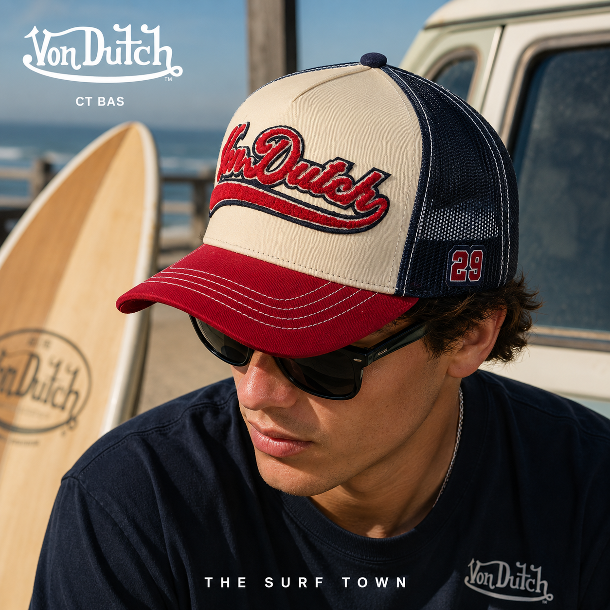 Gorra Von Dutch CT BAS beige, roja y azul marino con rejilla trasera en fotografía editorial propia de THE SURF TOWN inspirada en el auténtico estilo California trucker y surf lifestyle.