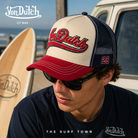 Gorra Von Dutch CT BAS beige, roja y azul marino con rejilla trasera en fotografía editorial propia de THE SURF TOWN inspirada en el auténtico estilo California trucker y surf lifestyle.