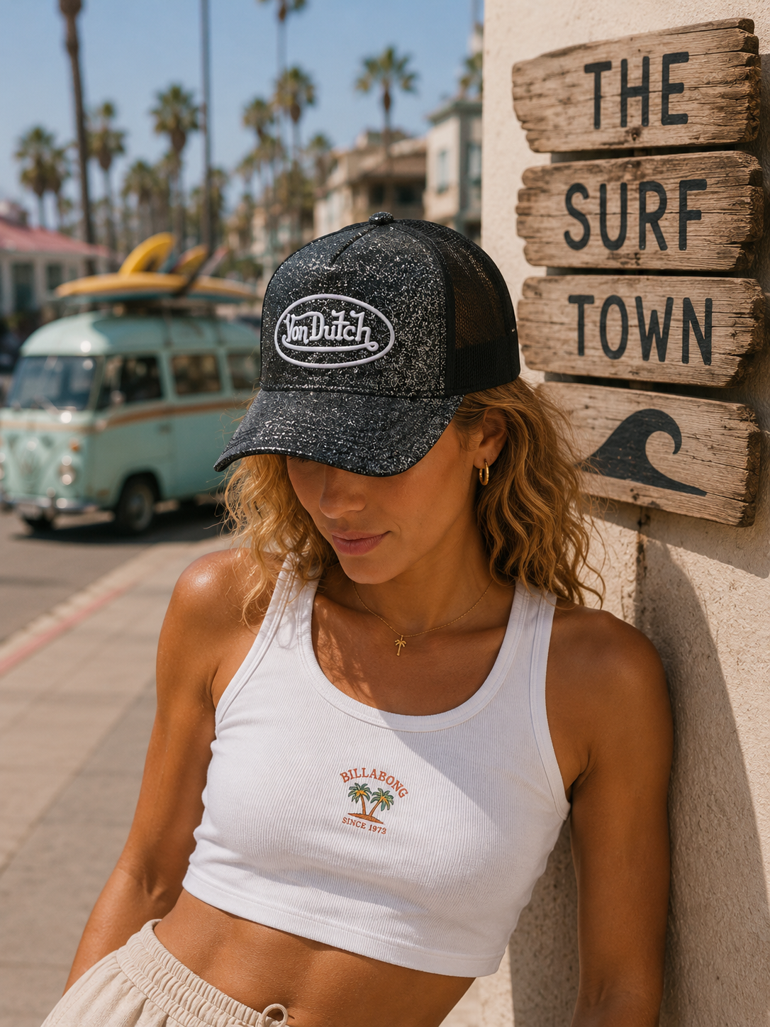 Gorra Von Dutch Glitter Black Trucker negra brillante en look lifestyle surf urbano junto al mar