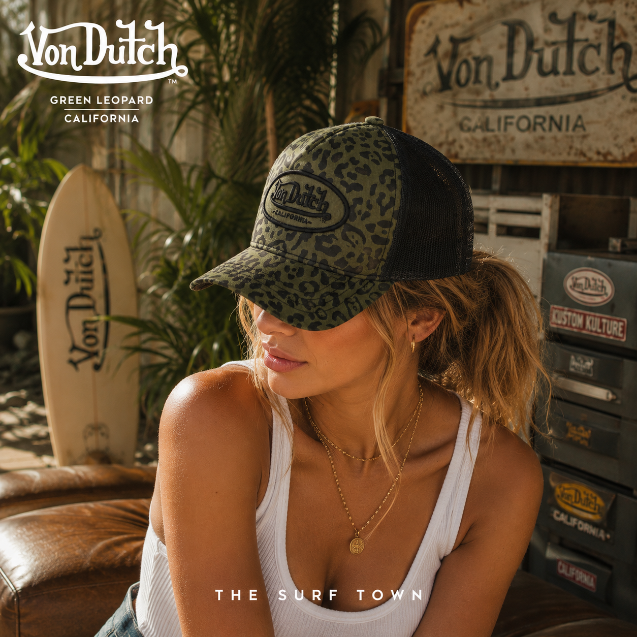 Gorra Von Dutch Green Leopard estampado leopardo verde con rejilla negra en fotografía editorial propia de THE SURF TOWN protagonizada por modelo femenina e inspirada en el surf lifestyle premium de California y la moda trucker para mujer.