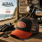 Gorra Von Dutch GROR en fotografía editorial propia de THE SURF TOWN en ambiente cafe racer junto a moto clásica y carretera costera, estilo vintage California road trip con inspiración motera americana.