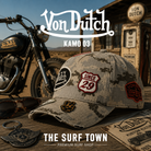 Gorra Von Dutch Kamo 03 en una fotografía editorial exclusiva creada por THE SURF TOWN con estética café racer, desierto americano y luz natural diurna, destacando el estampado camuflaje digital, los parches bordados y el diseño premium.
