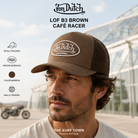 Hombre con Gorra Von Dutch LOF B3 Brown marrón en una imagen editorial propia de THE SURF TOWN con estética café racer.