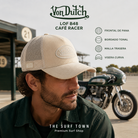 Gorra Von Dutch LOF B48 crema en escena café racer, imagen editorial propia de THE SURF TOWN