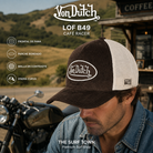 Gorra Von Dutch LOF B49 marrón y beige en escena café racer, imagen editorial propia de THE SURF TOWN