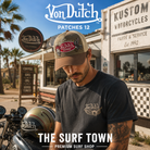modelo llevando una gorra von dutch en un escenario cafe racer en una sesion de fotografia editorial propia de the surf town