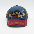 parte delantera de la Gorra Von Dutch Patches 20 con visera burdeos y copa azul marino con parches de la marca y parte trasera de rejilla de color gris