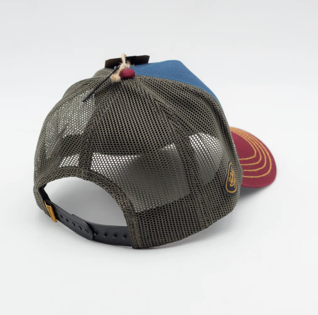 vista trasera de la Gorra Von Dutch Patches 20 con visera burdeos y copa azul marino con parches de la marca y parte trasera de rejilla de color gris
