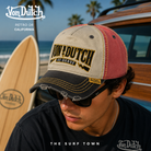 Gorra Von Dutch Retro 08 multicolor beige, rojo y negro con logo Be Brave bordado y visera efecto desgastado en fotografía editorial propia de THE SURF TOWN inspirada en el surf lifestyle californiano y la cultura trucker vintage americana.