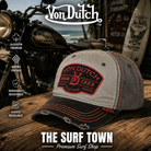 Gorra Von Dutch Retro 16 gris y negra con parche bordado vintage, imagen editorial propia de THE SURF TOWN inspirada en la cultura Kustom, el surf y las motos café racer.