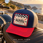 Gorra Von Dutch SQUARE16 en escena editorial café racer costera