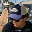 Gorra Von Dutch Terry 13 azul marino y lila con rejilla beige en fotografía editorial propia de THE SURF TOWN inspirada en el surf lifestyle de California y la cultura trucker americana.