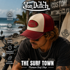 Gorra Von Dutch Used 16 beige y burdeos con parche bordado, imagen editorial propia de THE SURF TOWN inspirada en el universo surf y café racer.