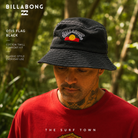 Gorro Billabong Otis Flag Black en fotografía editorial propia de THE SURF TOWN, diseño bucket negro con bordado frontal y estilo surf lifestyle premium para uso diario.