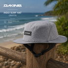 Gorro Dakine Indo Surf Hat Griffin en fotografía editorial propia de THE SURF TOWN junto al mar con protección solar, secado rápido y estilo surf técnico para actividades acuáticas