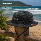 Gorro Dakine Kahu Surf Hat Cascade Camo en fotografía editorial propia de THE SURF TOWN frente al mar con protección solar, secado rápido y estilo surf técnico premium