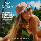 Gorro pescador Roxy Jasmine Paradise Brownie Hibiscus Hype en fotografía editorial propia de THE SURF TOWN con estilo beach lifestyle tropical y luz solar intensa