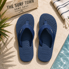 Chanclas Havaianas Brasil Surfer Coast navy para hombre en ambiente piscina mediterránea y lifestyle surf premium