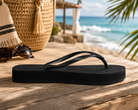 Chanclas Havaianas Slim Platform negras para mujer en escenario playa mediterránea premium
