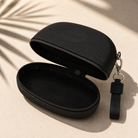 Bolsito Havaianas Toiletry Pouch negro abierto sobre superficie mediterránea minimalista con sombras tropicales en ambiente beach lifestyle premium