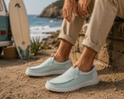 Zapatillas Hey Dude hombre verde agua estilo coastal surf premium junto a acantilados y playa