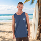 Camiseta de tirantes Hurley Printing Press Fomo azul para hombre en escenario lifestyle surf junto a la playa y tabla de surf
