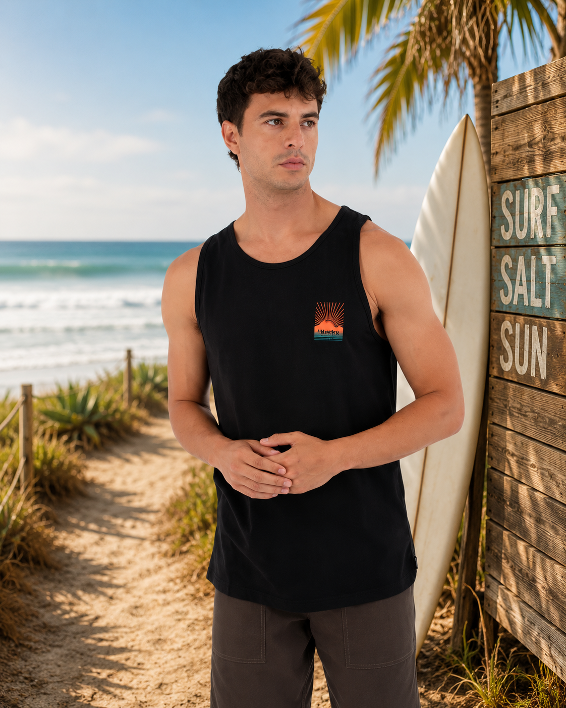 Camiseta de tirantes Hurley negra para hombre con diseño surfwear en escenario lifestyle surf junto a la playa