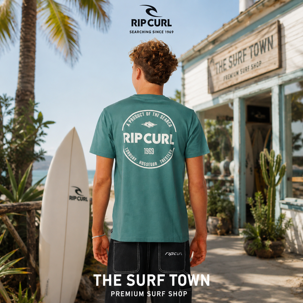 Camiseta Rip Curl Search Circle Tee Muted Green para hombre con gran estampado circular RIP CURL en la espalda. Imagen editorial propia de THE SURF TOWN en un entorno premium de inspiración surf con luz natural.