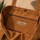 Interior del bolso The Surf Town Tote Beach Bag Caramel con bolsillo interior con cremallera y acabados premium, imagen exclusiva creada por THE SURF TOWN mostrando la capacidad y funcionalidad del bolso de playa de algodón