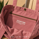 Interior del bolso The Surf Town Tote Beach Bag Dark Pink con bolsillo interior con cremallera y acabados premium, imagen exclusiva creada por THE SURF TOWN mostrando la funcionalidad y capacidad del bolso de playa de algodón premium