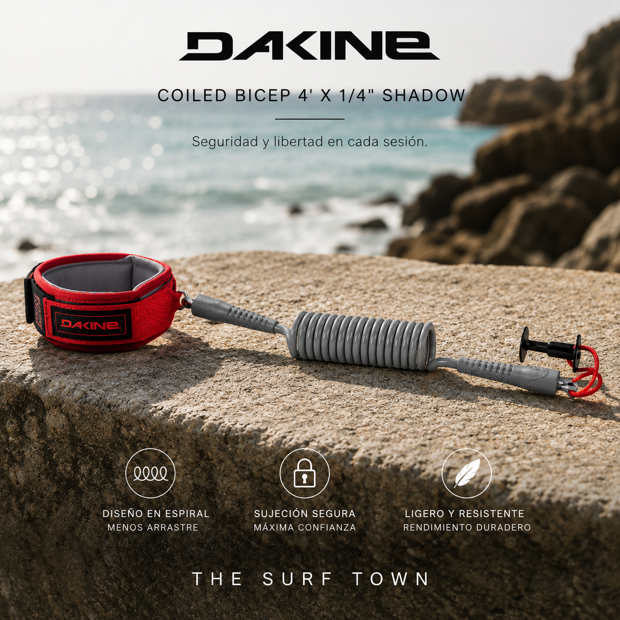 Invento Leash Windfoil Bodyboard Dakine Coiled Bicep 4 x 1/4 Shadow en fotografía editorial propia de THE SURF TOWN, leash de bíceps para bodyboard y windfoil con diseño en espiral de alto rendimiento