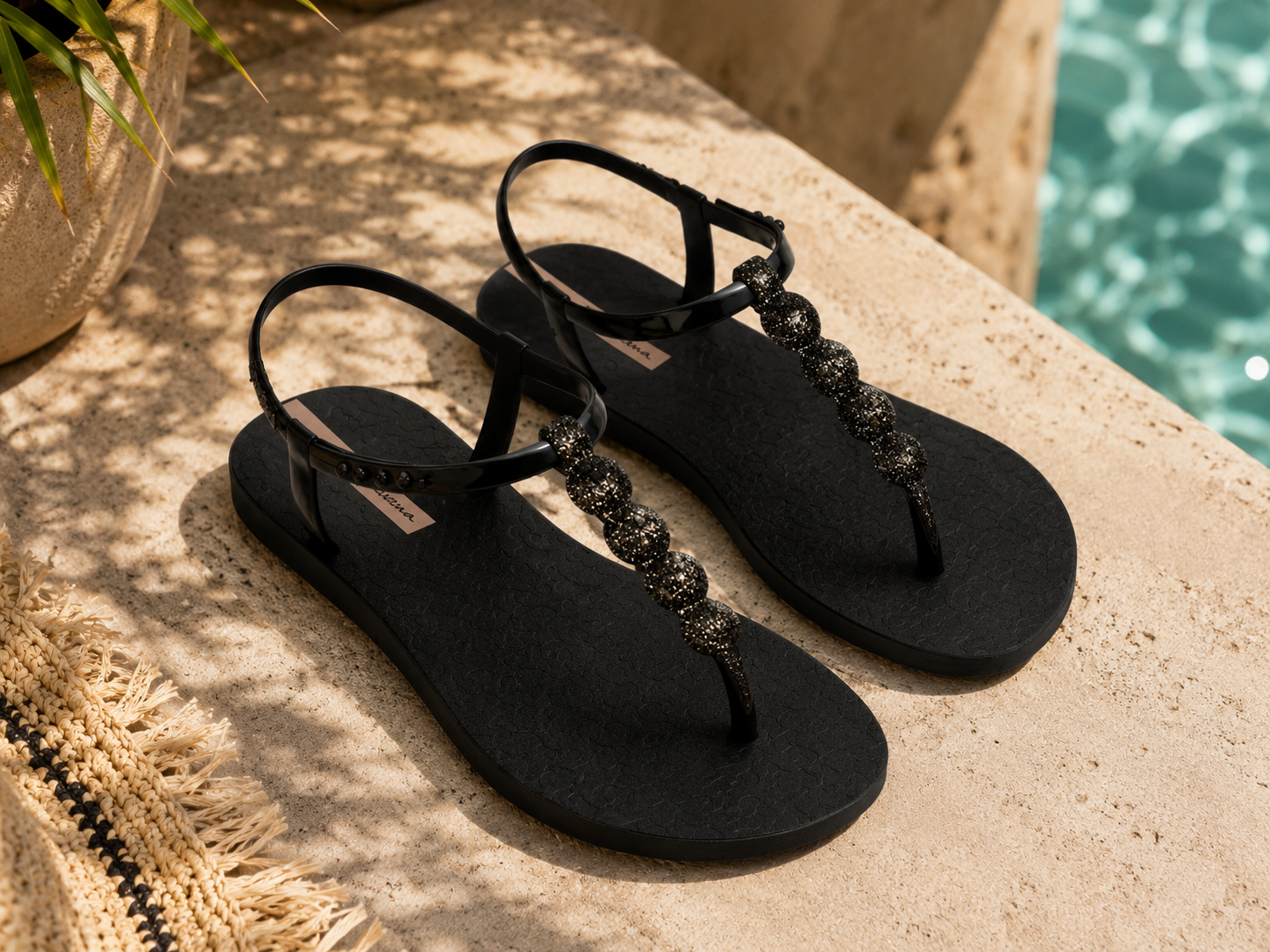 Sandalias Ipanema Class Easy On Glow negras con detalles glitter en terraza mediterránea junto a piscina