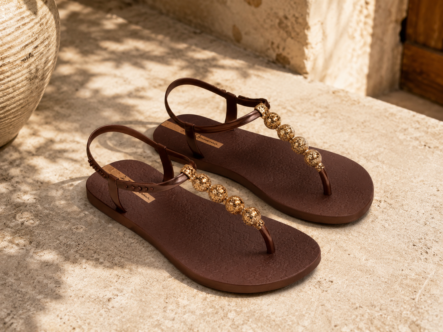 Sandalias Ipanema Class Easy On Glow marrones con detalles glitter dorados en terraza mediterránea premium