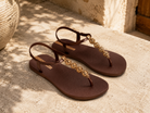 Sandalias Ipanema Class Easy On Glow marrones con detalles glitter dorados en terraza mediterránea premium