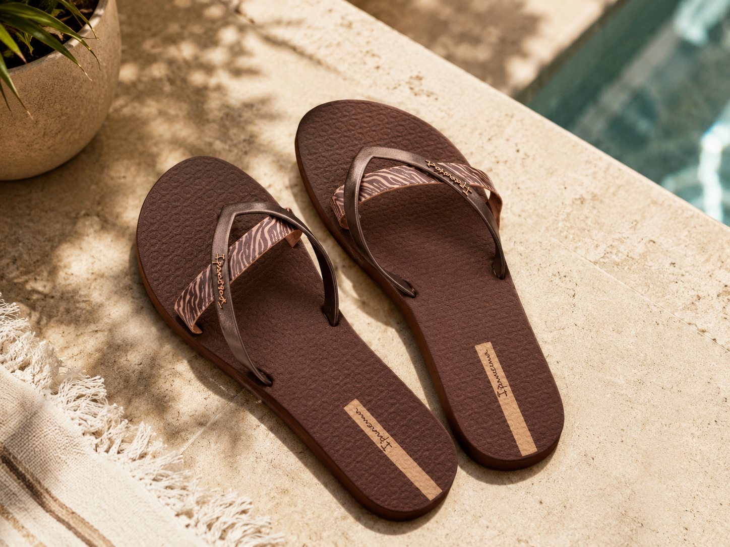 Chanclas Ipanema Kirei Chic Fem marrones para mujer en escenario coastal luxury junto a piscina mediterránea