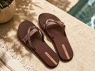 Chanclas Ipanema Kirei Chic Fem marrones para mujer en escenario coastal luxury junto a piscina mediterránea