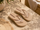 Chanclas Ipanema Mesh Chic Plat beige con glitter rose gold en terraza mediterránea coastal luxury