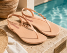 Sandalias Ipanema rosas para mujer en ambiente beach club mediterráneo premium