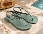 Sandalias verdes Ipanema para mujer con estilo veraniego en ambiente piscina mediterránea premium