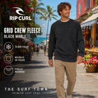 Hombre con jersey Rip Curl Grid Crew Fleece Black Marle en un destino vacacional, imagen editorial propia de THE SURF TOWN