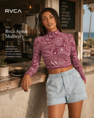 Jersey Rvca Apres Mulberry de mujer en café coastal premium con estética editorial surfwear y luz natural