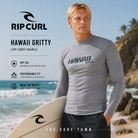 Licra Rip Curl Hawaii Gritty UPF Grey Marle para hombre en fotografía editorial propia de THE SURF TOWN junto al mar con protección solar UPF 50+, manga larga y diseño surf lifestyle inspirado en Hawái.