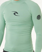 Licra Rip Curl Waves UPF50 Performance Aloe LS para hombre en color verde aloe con protección solar UPF50+ para surf y actividades acuáticas