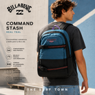 Mochila Billabong Command Stash Real Teal en fotografía editorial propia de THE SURF TOWN con estilo lifestyle premium y luz solar intensa