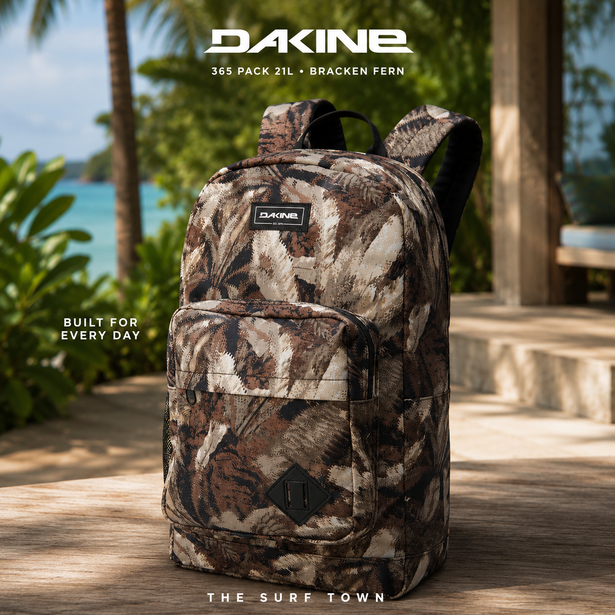Mochila Dakine 365 Pack 21L Bracken Fern en fotografía editorial propia de THE SURF TOWN en resort tropical premium con inspiración outdoor