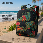 Mochila Dakine 365 Pack 21L Jungle Palms en fotografía editorial propia de THE SURF TOWN, mochila estampada tropical con hojas y flores fabricada con materiales reciclados para uso diario y surf lifestyle