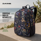 Mochila Dakine Essentials Pack 22L Botanics Pet en fotografía editorial propia de THE SURF TOWN, mochila estampada floral fabricada con materiales reciclados para uso diario y surf lifestyle